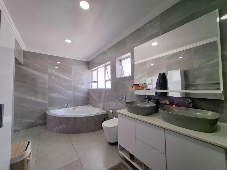 6 Bedroom Property for Sale in Beacon Bay Eastern Cape